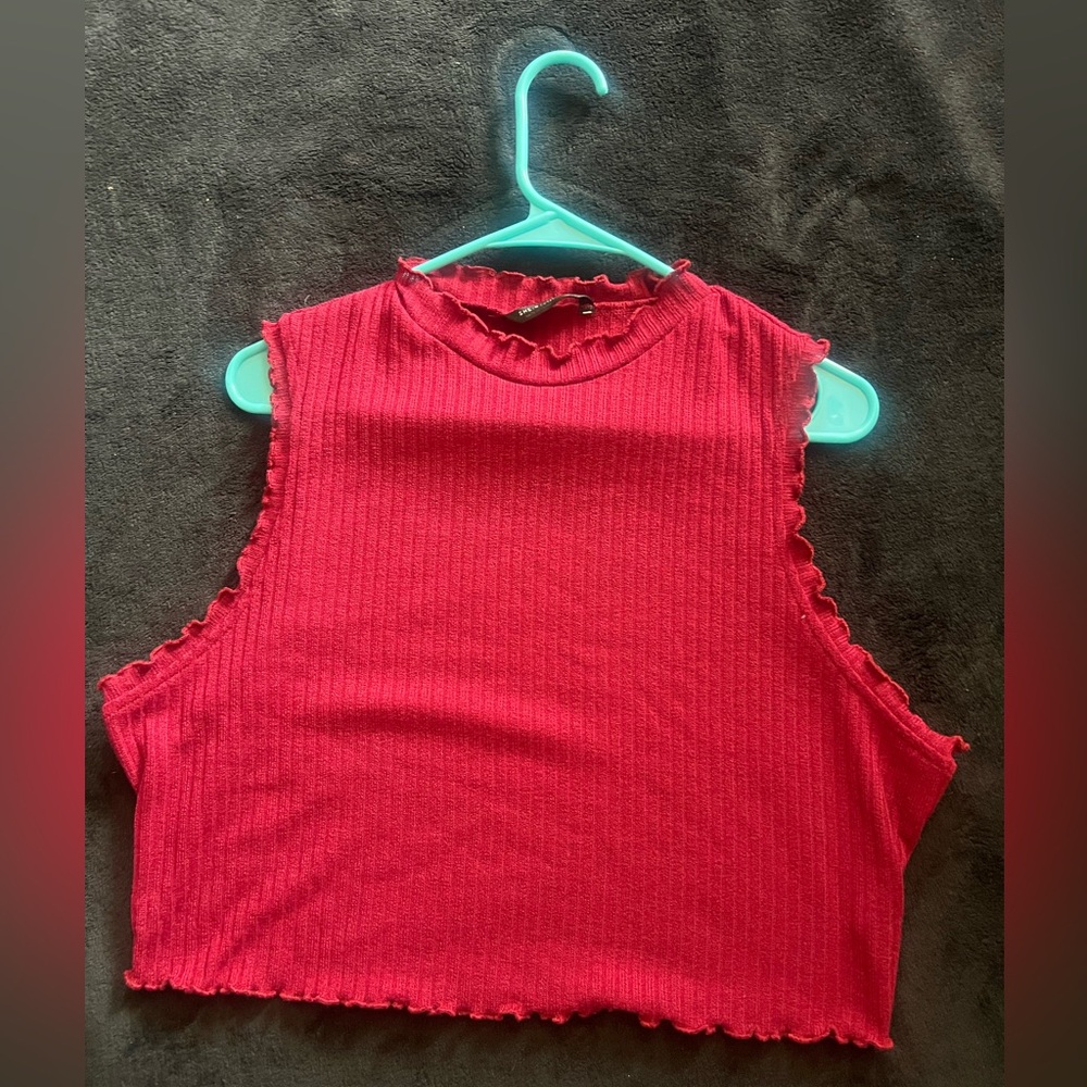 CROP TOP LETTUCE TRIM SLEEVELESS SHIRT